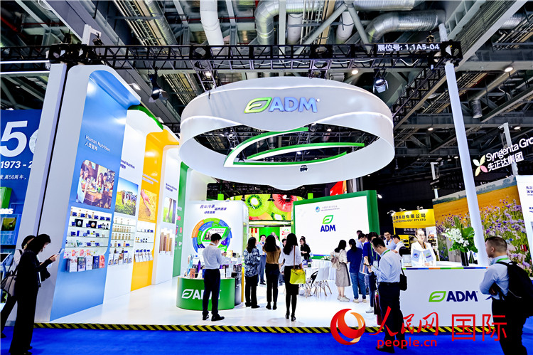 美國農(nóng)產(chǎn)品加工和貿(mào)易企業(yè)ADM在進(jìn)博會(huì)的展臺(tái)。人民網(wǎng)記者 趙益普攝