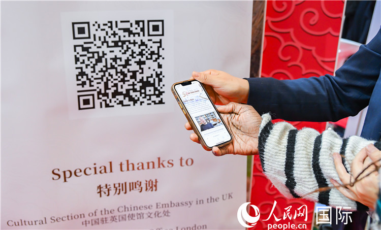 觀眾掃碼《我們的中國故事》系列視頻。人民網(wǎng) 郭錦標(biāo)攝