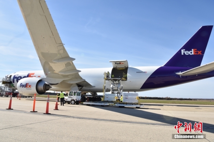 當(dāng)?shù)貢r間11月8日，美國華盛頓史密森學(xué)會國家動物園的大熊貓“美香”“添添”和它們的幼崽“小奇跡”乘坐的專機從華盛頓杜勒斯國際機場起飛前往中國成都。圖為裝有大熊貓的特制“旅行箱”正在運上專機。<a target='_blank' href='/'><p  align=