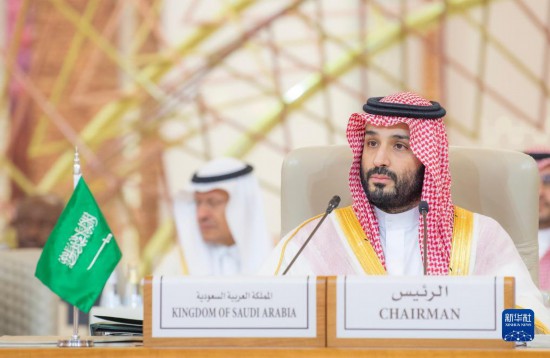 11月10日，在沙特首都利雅得，沙特阿拉伯王儲(chǔ)兼首相穆罕默德·本·薩勒曼在首屆沙特阿拉伯-非洲峰會(huì)上講話。新華社發(fā)（沙特通訊社供圖）