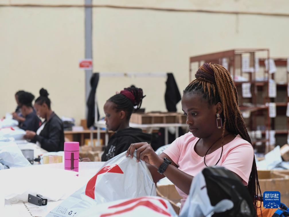 11月10日，在肯尼亞姆洛隆戈，Kilimall員工在倉庫內(nèi)包裝商品。新華社記者 李亞輝 攝