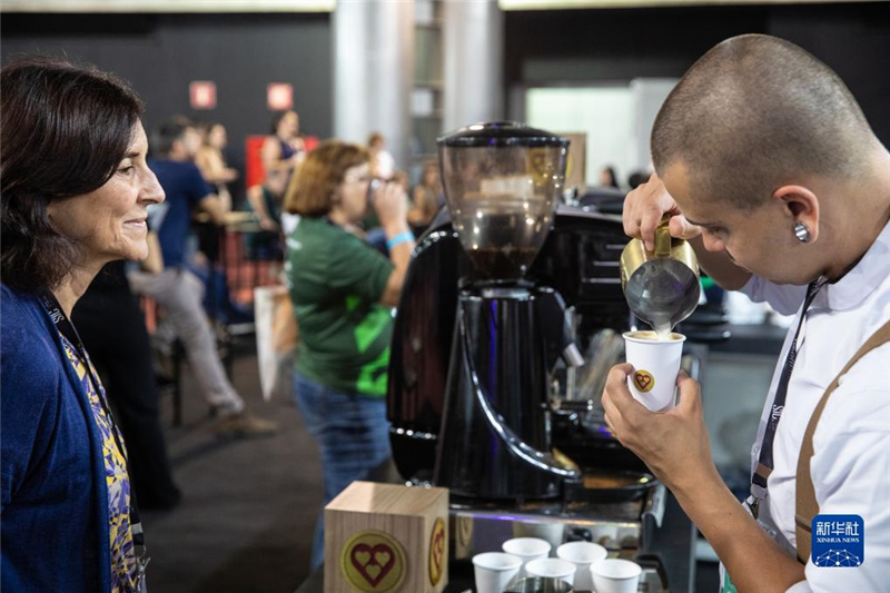 11月9日，咖啡師在巴西貝洛奧里藏特舉行的咖啡周上為參觀者制作咖啡。新華社記者 王天聰 攝