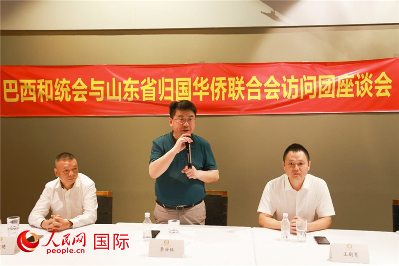 中國僑聯(lián)副主席、山東省僑聯(lián)主席李興鈺（中）在座談會(huì)上致辭。人民網(wǎng)記者 陳海琪攝