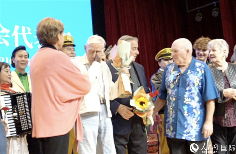 哈里·莫耶和代表團(tuán)其他成員訪問昆明外國(guó)語(yǔ)學(xué)校，觀看講述飛虎隊(duì)開辟駝峰航線故事的音樂劇《翠堤長(zhǎng)虹》，并與學(xué)校師生合唱《友誼地久天長(zhǎng)》。人民網(wǎng) 趙瞳攝