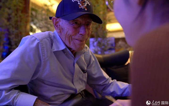 飛虎隊(duì)老兵哈里·莫耶接受人民網(wǎng)專訪。 人民網(wǎng) 張文捷攝