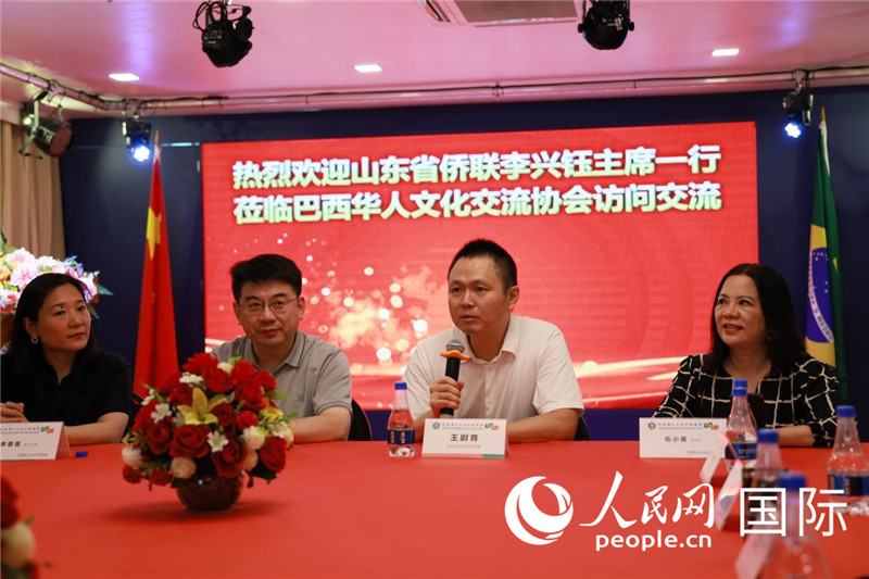 中國(guó)駐里約熱內(nèi)盧副總領(lǐng)事王尉育（右二）發(fā)表致辭。人民網(wǎng)記者宋亦然攝