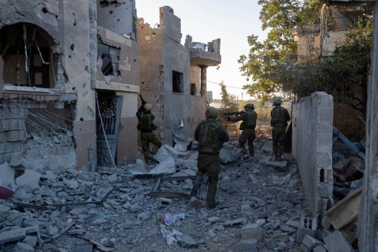 這張以色列國防軍11月12日發(fā)布的照片顯示，以軍地面部隊在加沙地帶北部開展軍事行動。新華社發(fā)