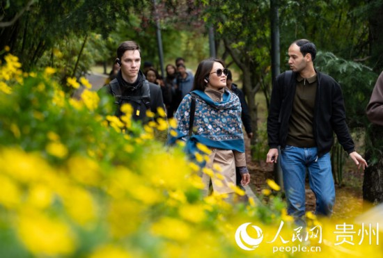 歐亞國家媒體記者走進觀山湖公園。人民網(wǎng) 陽茜攝