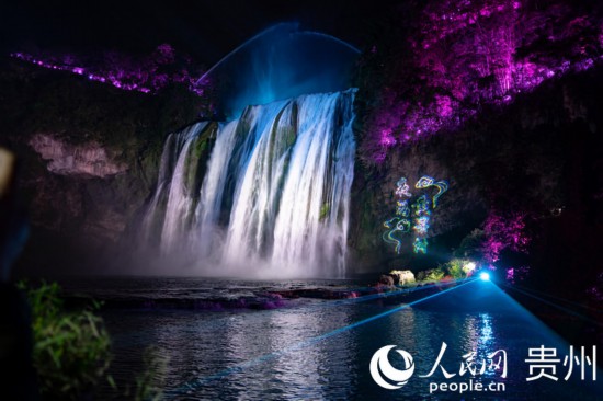 光影中的黃果樹大瀑布。人民網(wǎng) 陽茜攝