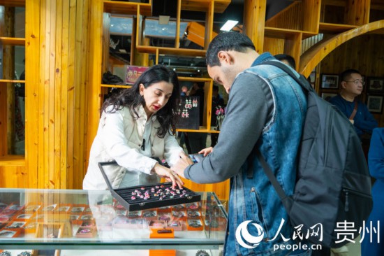 歐亞國家記者拍攝記錄黔東南州施洞鎮(zhèn)民族手工藝品。人民網(wǎng) 陽茜攝