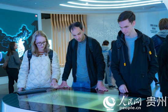 在國家大數(shù)據(jù)（貴州）綜合試驗區(qū)交流體驗中心，歐亞國家記者體驗貴州大數(shù)據(jù)應(yīng)用場景。人民網(wǎng) 陽茜攝