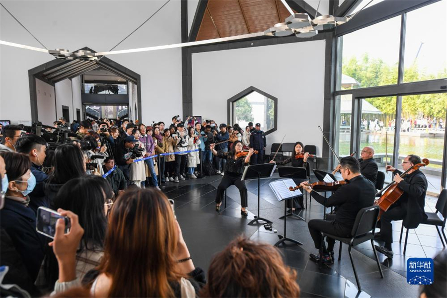 11月16日，費城交響樂團的演奏家們在蘇州博物館大廳內(nèi)演奏。新華社記者 李博 攝