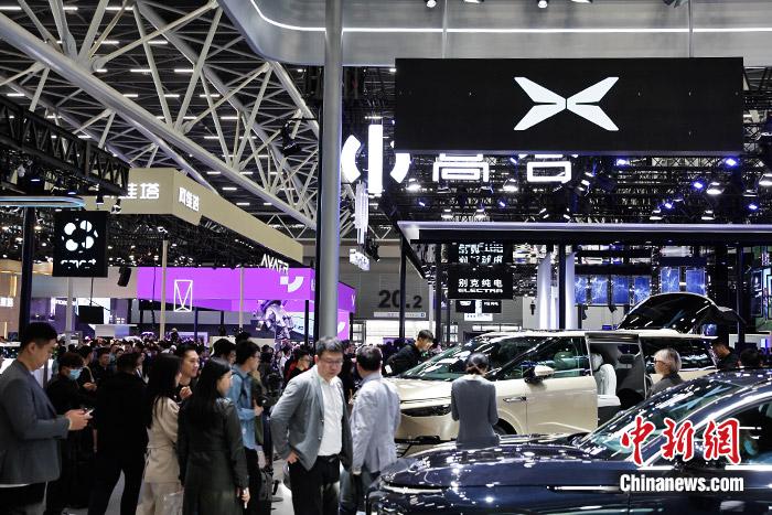 11月17日，廣州車展展館人流如織。中新財(cái)經(jīng)記者 葛成 攝
