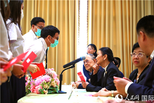 圖為獎(jiǎng)助學(xué)金頒發(fā)現(xiàn)場。人民網(wǎng)記者 白元琪攝