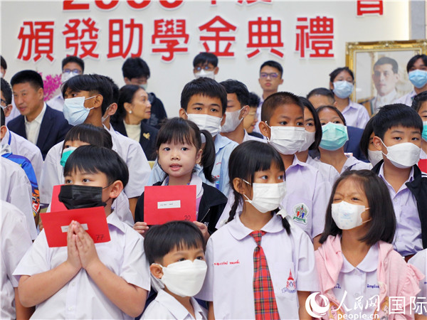 圖為出席嘉賓和現(xiàn)場獲獎(jiǎng)學(xué)生合影留念。人民網(wǎng)記者 白元琪攝