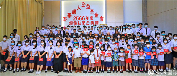 圖為出席嘉賓和現(xiàn)場獲獎(jiǎng)學(xué)生合影留念。人民網(wǎng)記者 白元琪攝