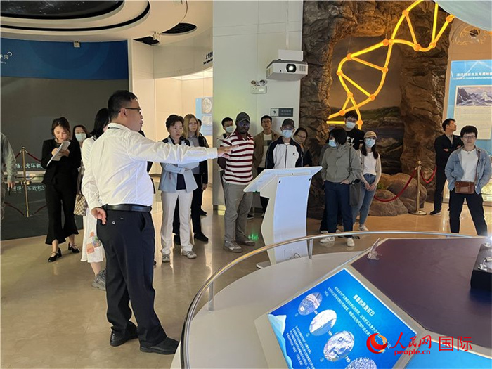中外記者在深圳大鵬半島國(guó)家地質(zhì)公園博物館參觀。人民網(wǎng)記者 陳思攝