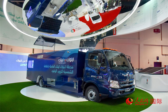 阿聯(lián)酋國家石油公司發(fā)布的電動(dòng)運(yùn)油卡車。該卡車用光伏板和電池驅(qū)動(dòng)，但主要目的是輸送汽油。   人民網(wǎng) 塔里克·易卜拉欣攝