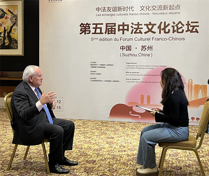 法國前總理、法國展望與創(chuàng)新基金會主席讓-皮埃爾·拉法蘭接受人民網(wǎng)的采訪。（國際在線供圖）