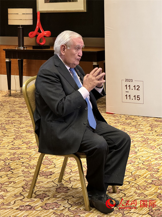 法國前總理、法國展望與創(chuàng)新基金會主席讓-皮埃爾·拉法蘭接受人民網(wǎng)的采訪。（人民網(wǎng) 謝瑩攝）