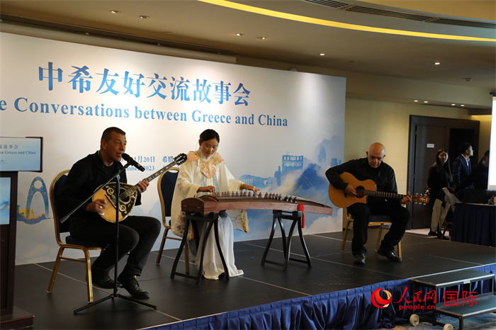 中希藝術(shù)家用古箏和布祖基琴演奏希臘著名歌曲《比雷埃夫斯的孩子》。   人民網(wǎng)記者 謝亞宏攝