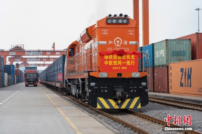 資料圖：河南鄭州，一列滿載貨物的中歐班列(鄭州)從中國鐵路鄭州局集團有限公司圃田車站駛出，開往德國漢堡。<a target='_blank' href='/'><p  align=