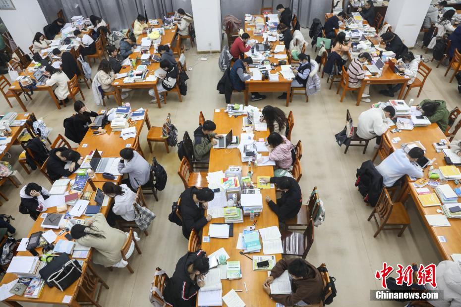 資料圖:眾多考研學生在南昌大學圖書館的自習室內(nèi)復(fù)習備考。 劉力鑫 攝