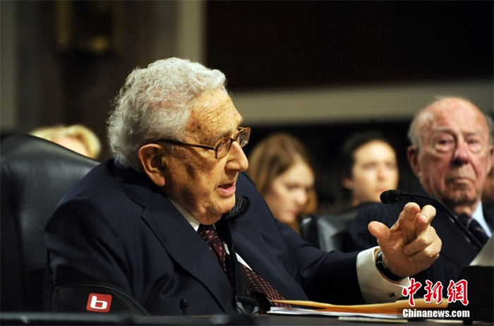 基辛格當(dāng)?shù)貢r(shí)間2015年1月29日在華盛頓出席國會(huì)聽證會(huì)時(shí)闡述了他對(duì)中國崛起的看法。<a target='_blank' href='/' _fcksavedurl='/'><p  align=