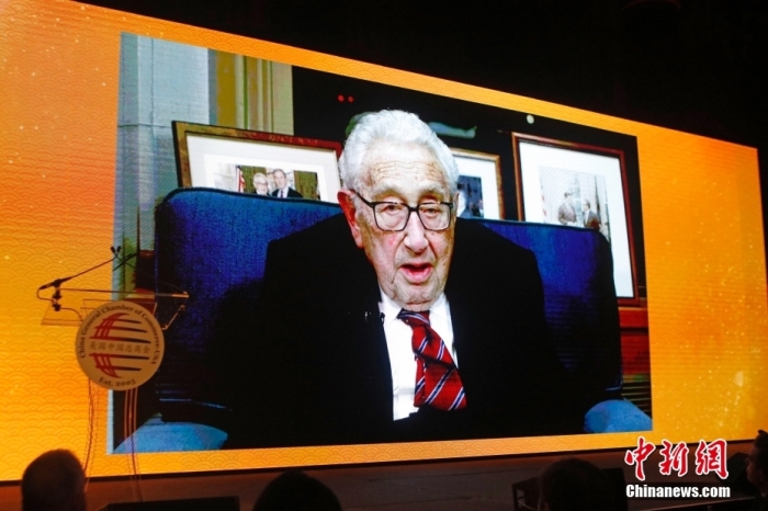 資料圖為當(dāng)?shù)貢r(shí)間2023年1月18日晚，美國中國總商會(huì)(CGCC)在紐約舉行2023年中國農(nóng)歷新年晚宴。圖為美國前國務(wù)卿亨利·基辛格以視頻方式致辭。<a target='_blank' href='/'><p  align=