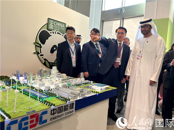 COP28主席蘇爾坦·賈比爾參觀中國角展示。人民網(wǎng)記者任皓宇攝