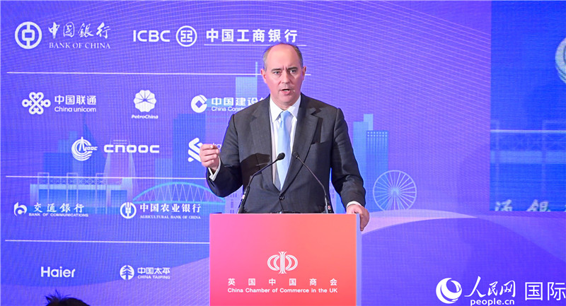 英國商業(yè)貿(mào)易部國務(wù)大臣（投資大臣）多米尼克·約翰遜與會。人民網(wǎng) 郭錦標(biāo)攝