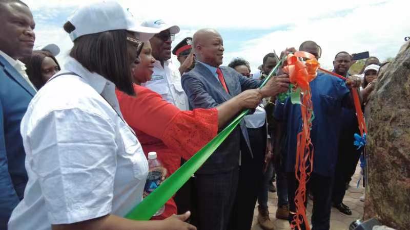 嘉賓為學(xué)校剪彩。主辦方供圖