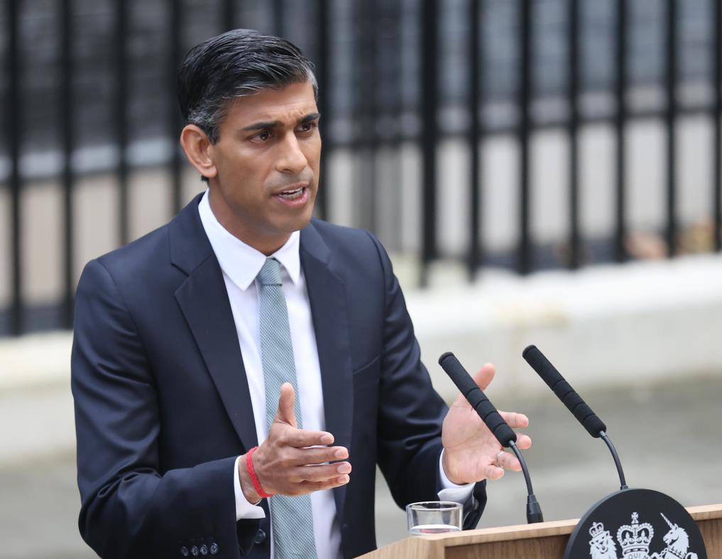 2022年10月25日，里?！ぬK納克在英國倫敦唐寧街10號(hào)首相府前發(fā)表講話。新華社記者李穎攝