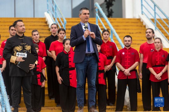 12月2日，希臘文化部副部長(zhǎng)赫里斯托斯·季馬斯（中）在希臘雅典圣誕劇場(chǎng)舉行的“中希國(guó)際戲劇節(jié)”開(kāi)幕式上講話。新華社發(fā)（馬里奧斯·羅洛斯攝）