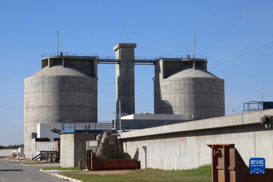 這是11月28日在突尼斯蘇塞市拍攝的中企承接建造的哈姆敦污水處理站一角。位于北非的突尼斯連續(xù)數年遭遇干旱，居民生活和農業(yè)生產受到嚴重影響。突尼斯媒體近日報道了中企承接的突尼斯南部蘇塞市污水處理廠項目，稱贊它不僅為當地農民提供了穩(wěn)定的灌溉水源，還減少了環(huán)境污染。新華社記者 黃靈 攝