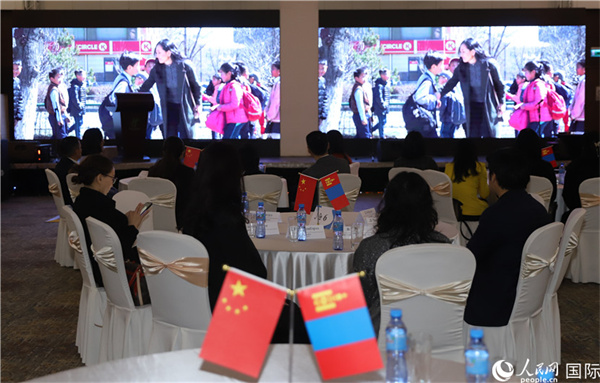 12月1日，活動(dòng)現(xiàn)場(chǎng)播放防治結(jié)核病宣傳短片。人民網(wǎng)記者 霍文攝