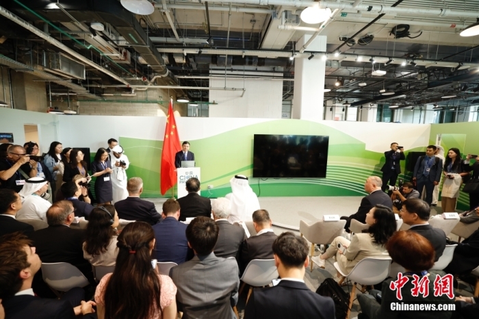 當?shù)貢r間11月30日，《聯(lián)合國氣候變化框架公約》第28次締約方大會(COP28)中國角開幕式暨“生態(tài)文明與美麗中國實踐”邊會在迪拜舉行。圖為中國生態(tài)環(huán)境部部長黃潤秋在邊會上發(fā)表致辭。<a target='_blank' href='/' _fcksavedurl='/'><p  align=
