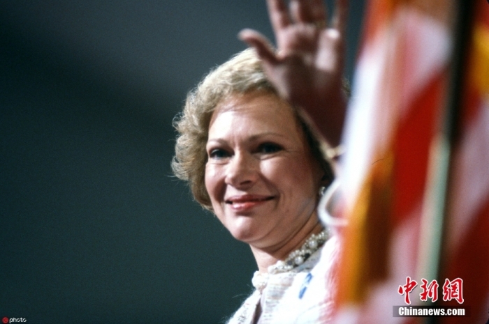 當?shù)貢r間11月19日，卡特中心宣布，美國前第一夫人羅莎琳·卡特于當天去世，享年96歲。根據(jù)卡特中心發(fā)布的聲明，在家人的陪伴下，羅莎琳·卡特在佐治亞州普萊恩斯的家中平靜地去世?？ㄌ刂行?7日宣布，羅莎琳·卡特開始接受臨終關懷。圖為羅莎琳·卡特資料圖。圖/ICphoto