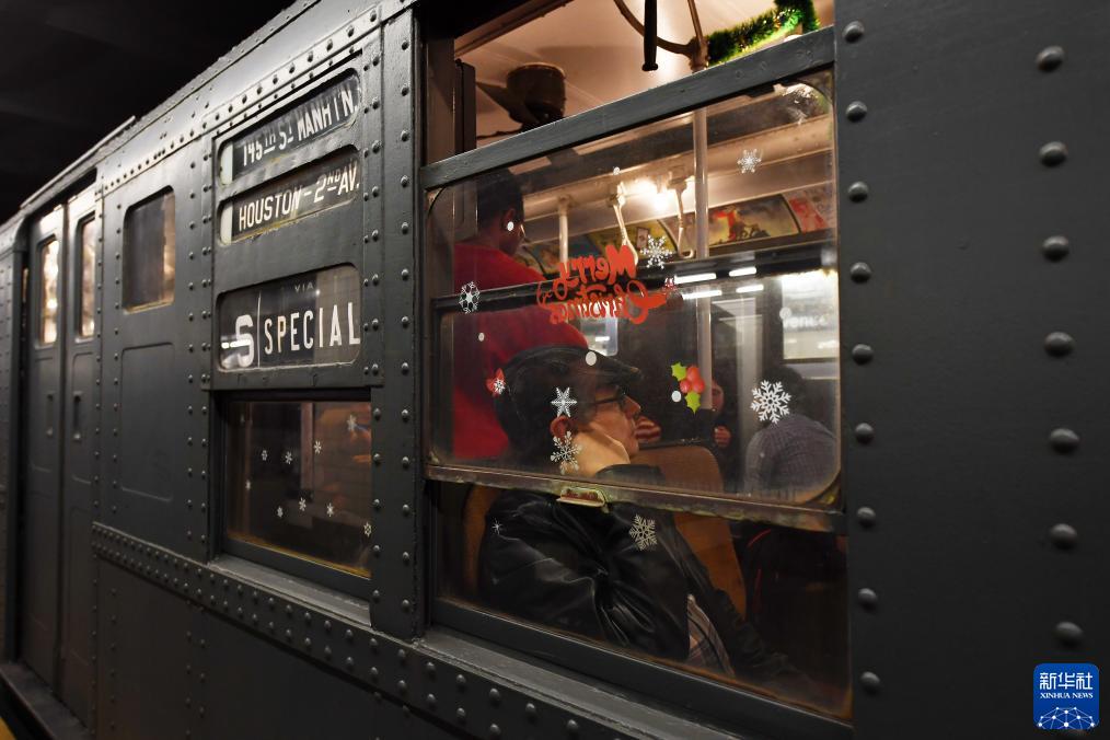 12月2日，在美國紐約，人們乘坐“懷舊地鐵”專列。新華社記者 李睿 攝