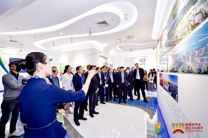 參會(huì)嘉賓和留學(xué)歸國(guó)人員參觀橫琴粵澳深度合作區(qū)展示廳。主辦方供圖