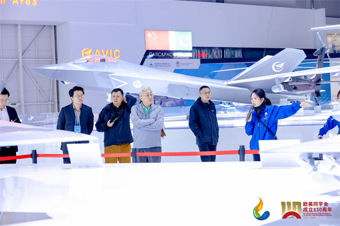 參會(huì)嘉賓和留學(xué)歸國(guó)人員參觀珠海太空中心。主辦方供圖