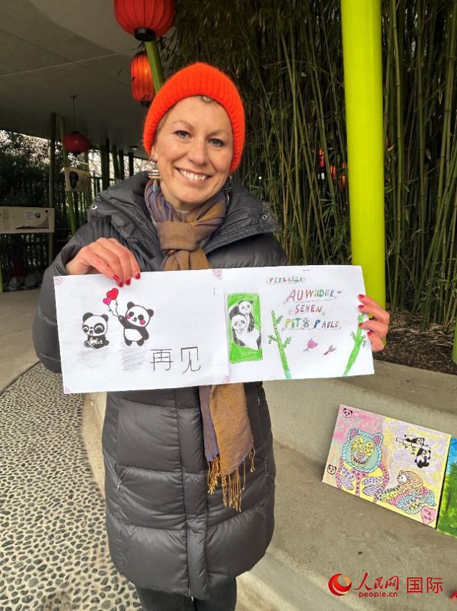 桑德拉和德國(guó)小朋友們的作品。右圖寫(xiě)著“祝福好運(yùn)，再見(jiàn) Pit和Paule（“夢(mèng)想”“夢(mèng)圓”的德語(yǔ)名字）”。人民網(wǎng)記者 徐馨攝