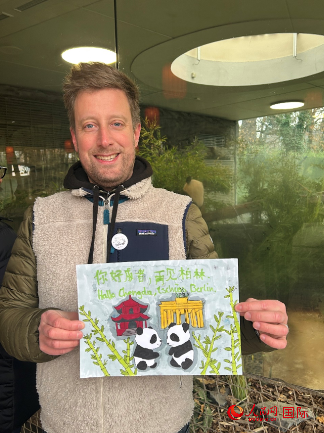 特別從法國(guó)趕來(lái)送別“夢(mèng)想”“夢(mèng)圓”的專(zhuān)業(yè)級(jí)熊貓粉絲 Pouille先生和此次征集的兒童作品。人民網(wǎng)記者 徐馨攝