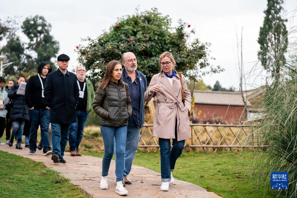 12月6日，世界媒體峰會參會代表在昆明市晉寧區(qū)小漁村參觀。新華社記者 胡超 攝