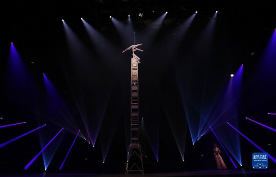 12月8日，演員在法國巴黎舉行的中國雜技“奇妙之夜”演出上表演《高椅》。新華社記者 高靜 攝