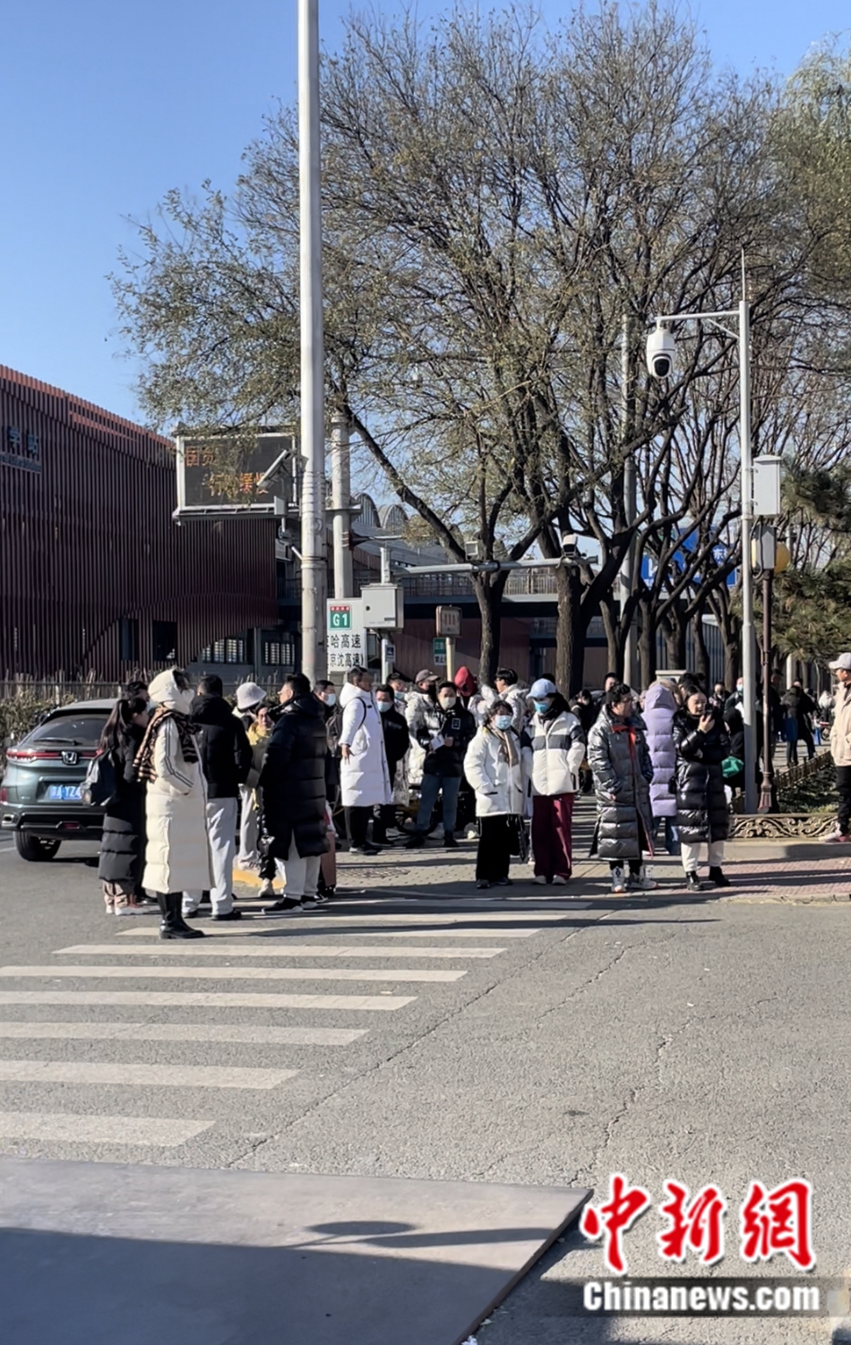 不少家長(zhǎng)和老師在考場(chǎng)外等候。袁秀月 攝