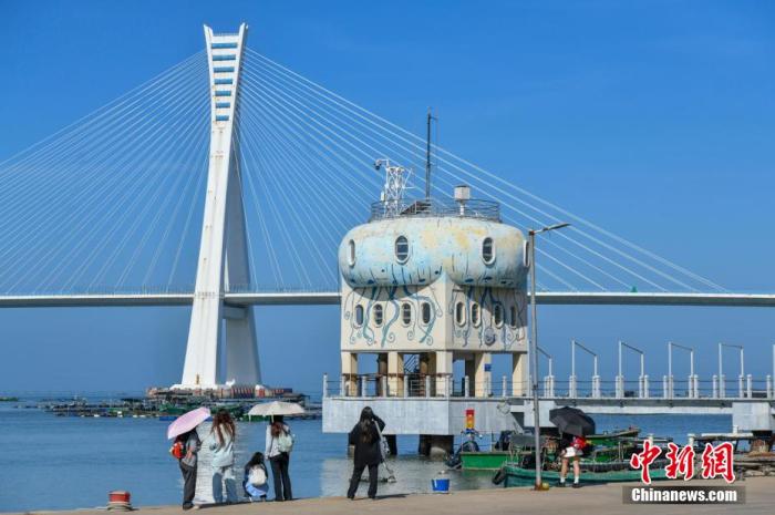 圖為游客在文昌鋪前漁港游玩。<a target='_blank' href='/' _fcksavedurl='/' ><p  align=