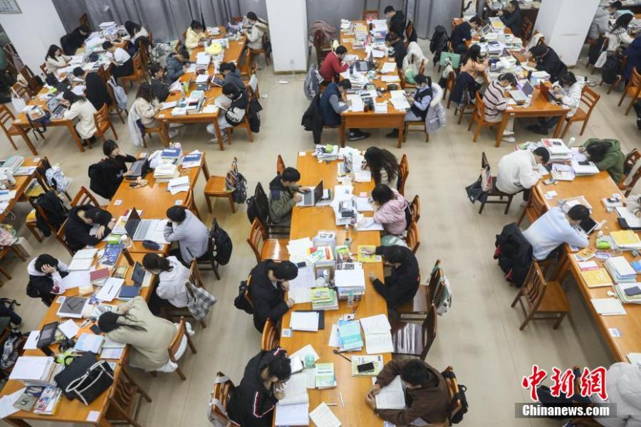 資料圖：眾多考研學(xué)生在南昌大學(xué)圖書館的自習(xí)室內(nèi)復(fù)習(xí)備考。劉力鑫 攝