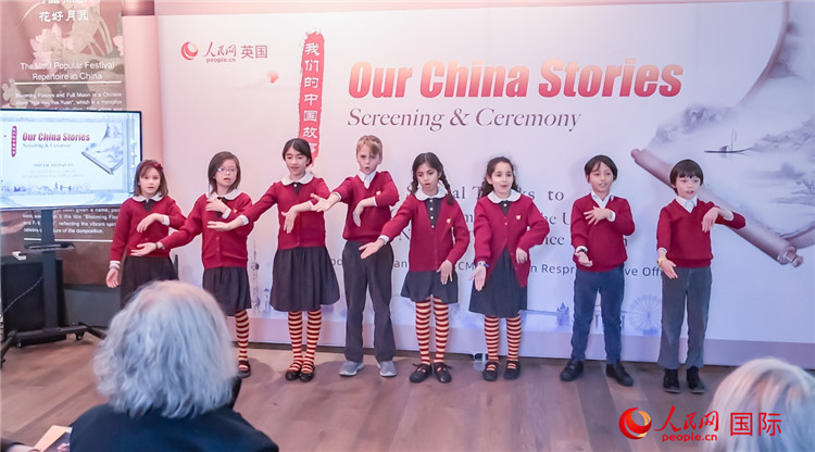 肯辛頓韋德預備學校小學生表演。人民網(wǎng) 郭錦標攝