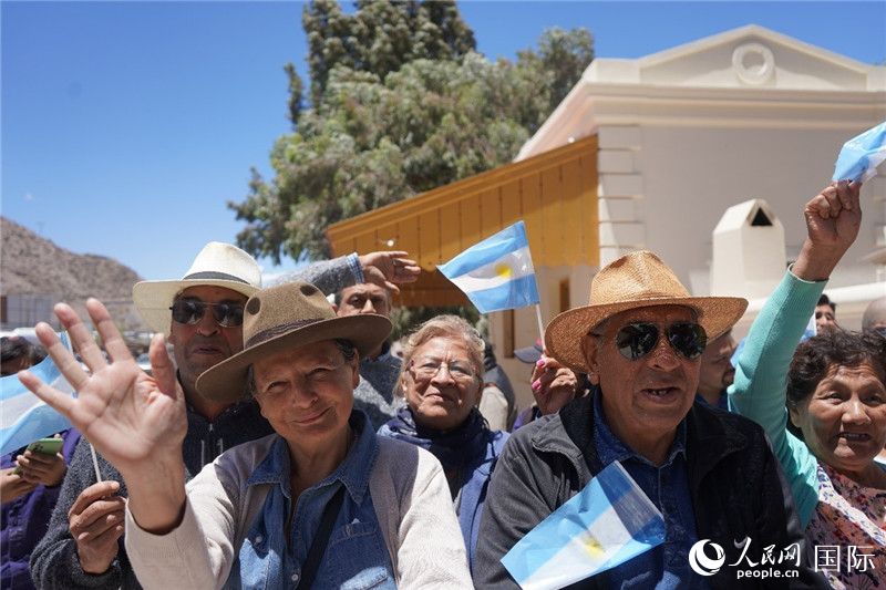 圖為當?shù)孛癖娮园l(fā)舉行慶?；顒?。人民網(wǎng)記者 許放攝